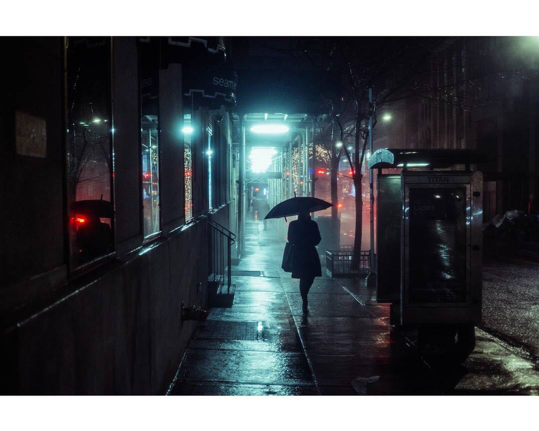 雨天,撑着伞走在街上