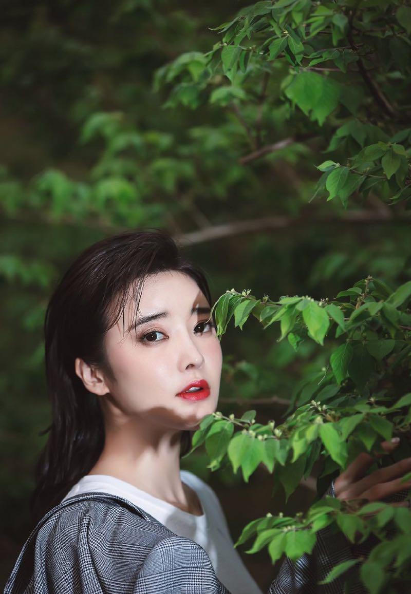 张璇性感十足，美丽又知性！