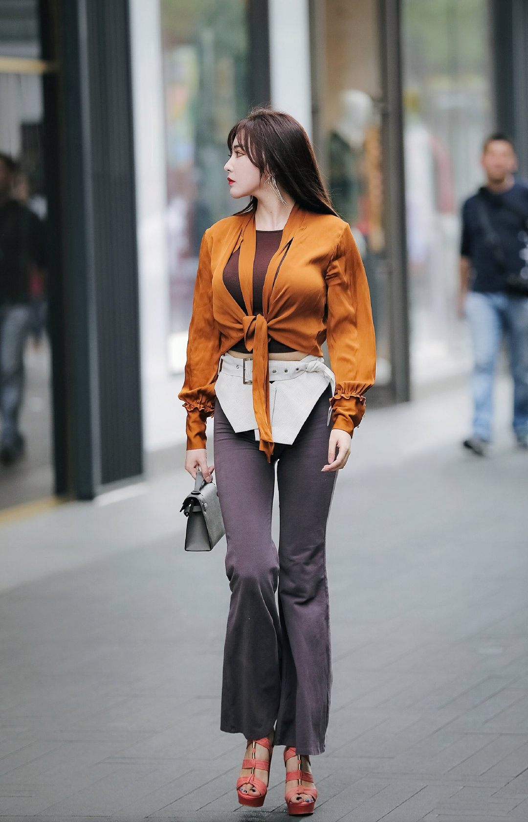 身姿曼妙杨柳细腰的美女走在街上的回头率很高