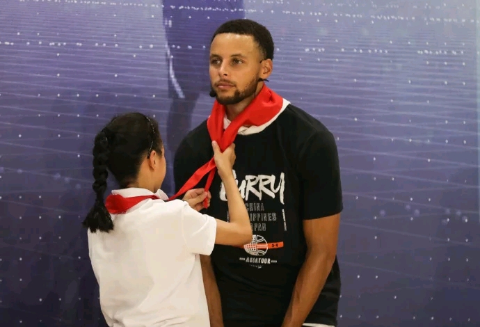 小学生无疑了!库里带着红领巾!