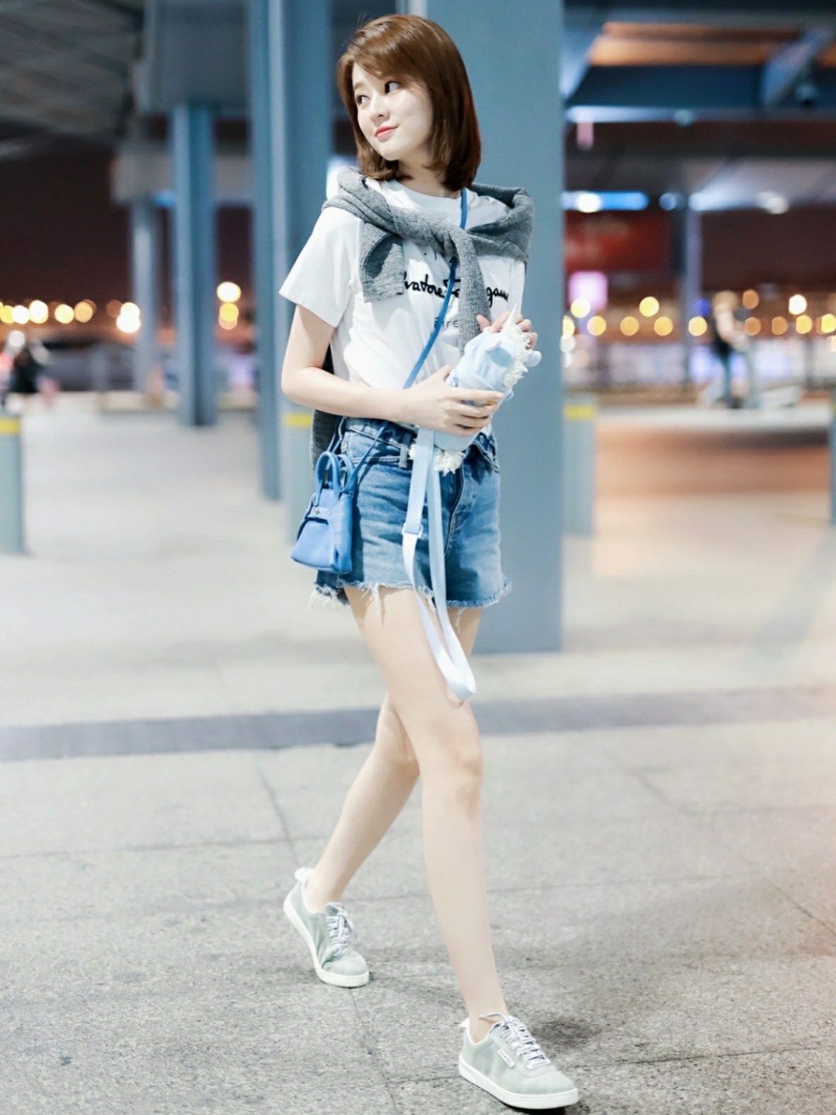 乔欣白色短袖搭配短裤清新亮丽,一双大长腿十分亮眼