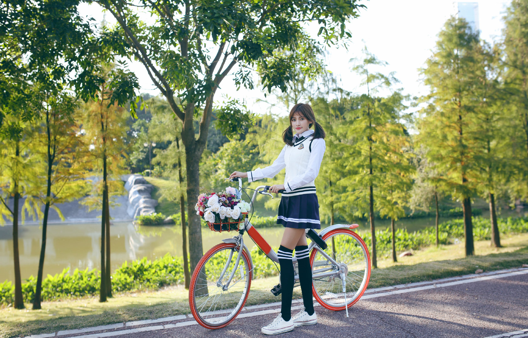 骑单车的妹纸,很清纯可爱哦.