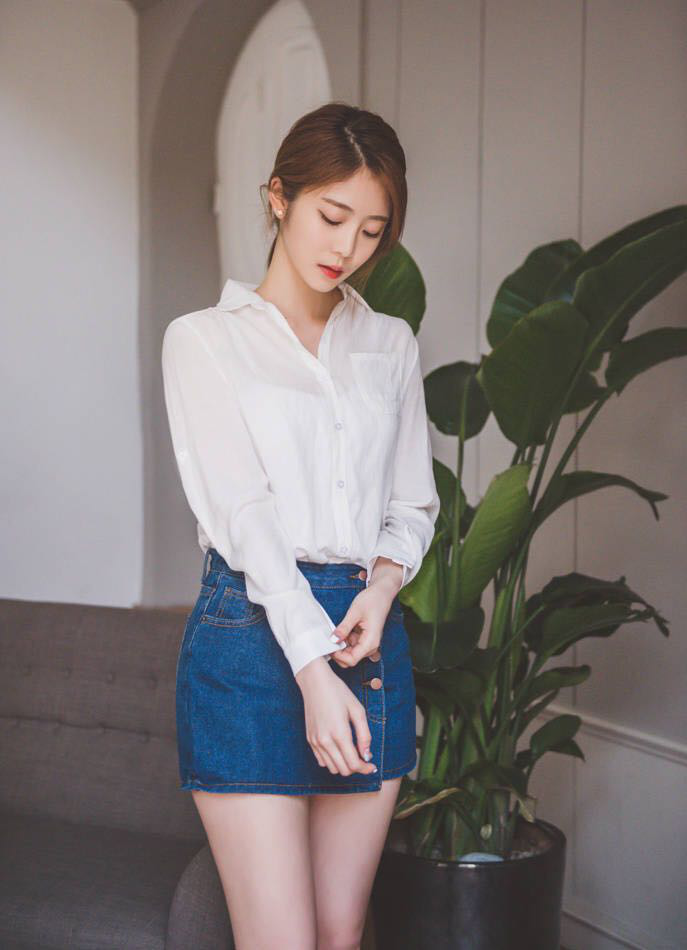 萌妹子白衬衫牛仔短裙潮流时尚美腿私房写真