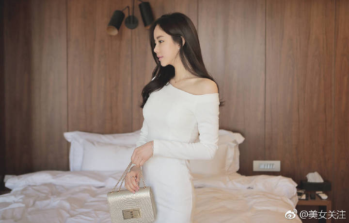 半露香肩的美女,性感而不失妖娆.