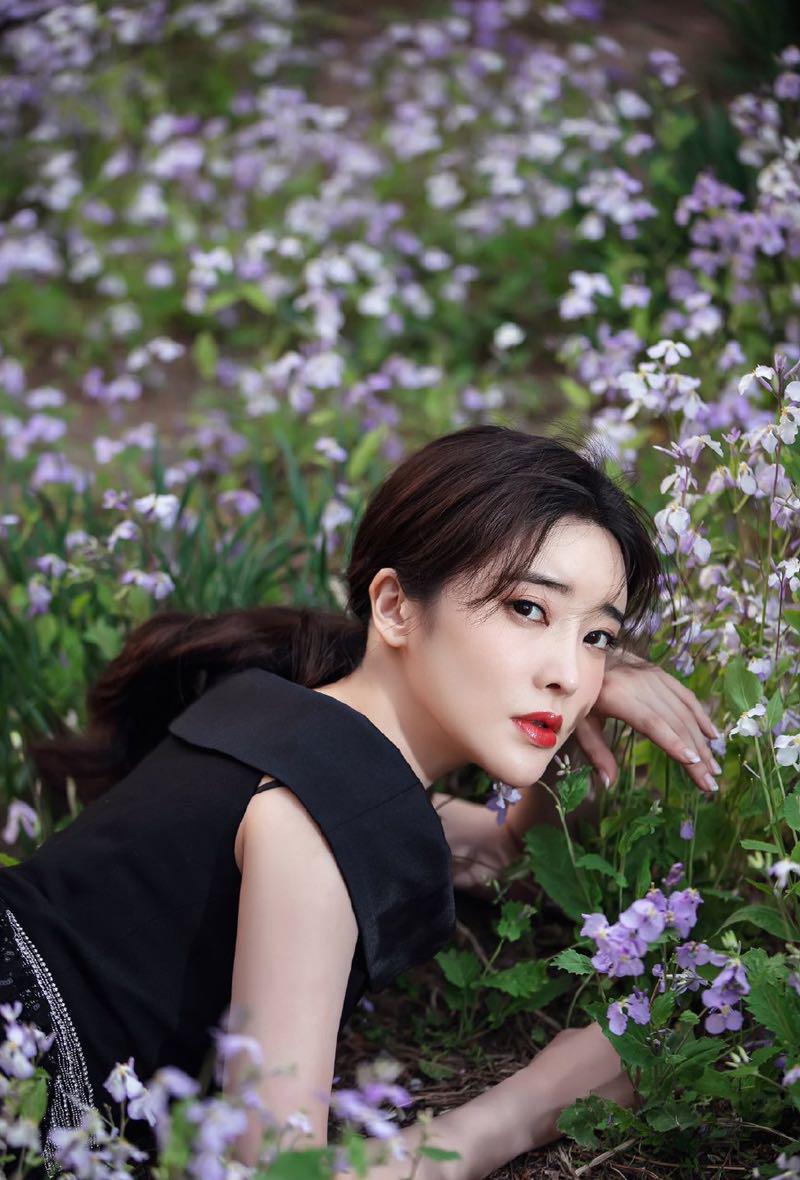 张璇性感十足,美丽又知性!