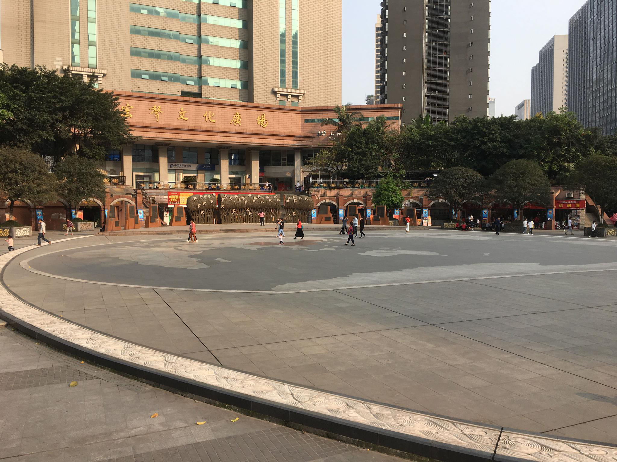 南坪广场的世界地图重庆崽儿王源就从这里走向世界
