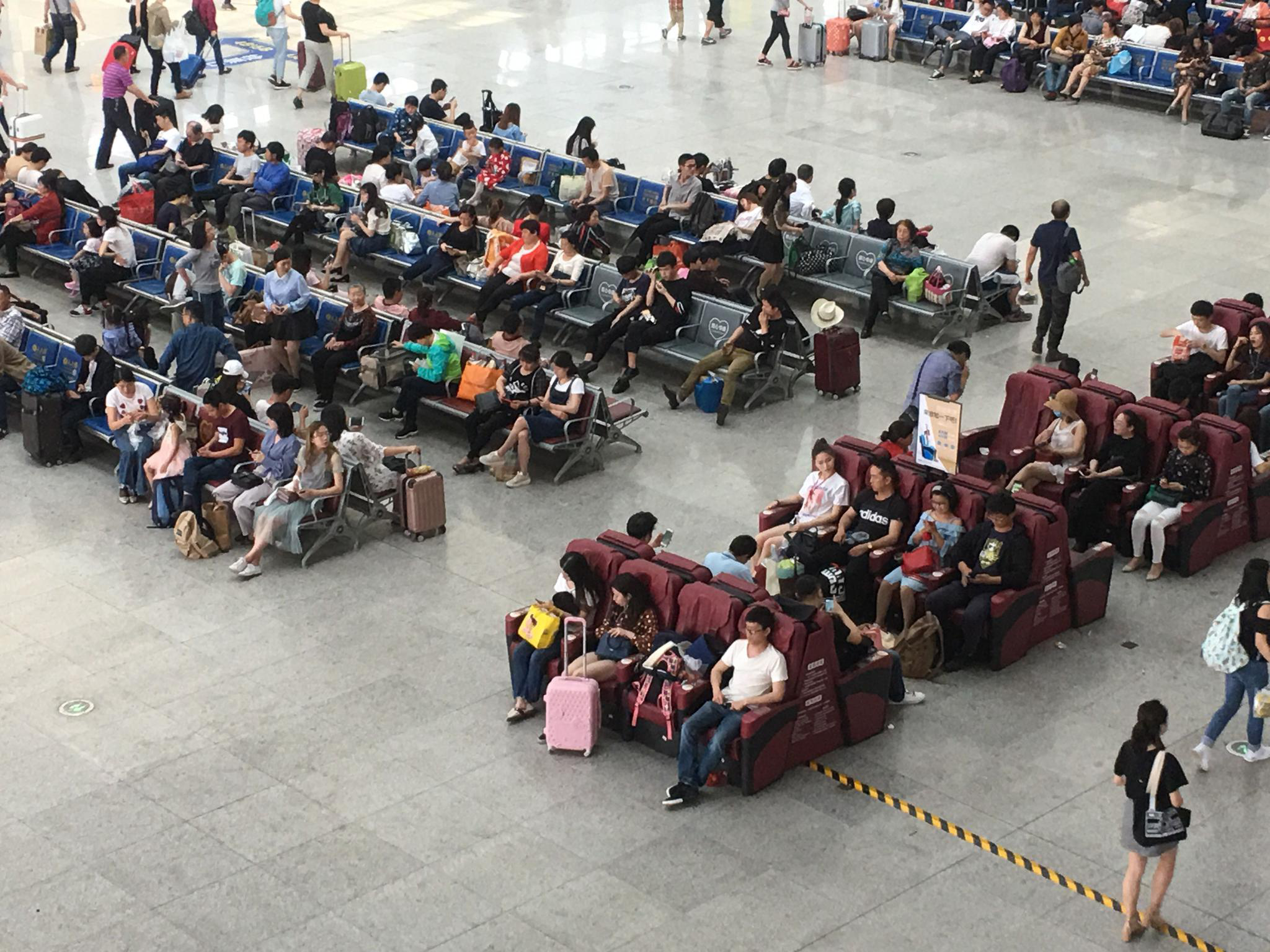 重庆火车北站北广场人流量正常!