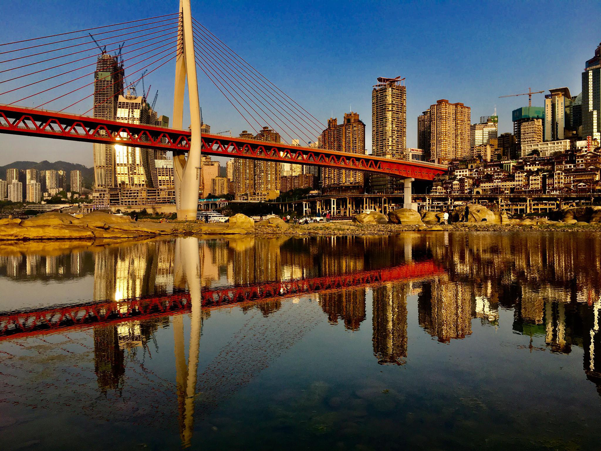 渝中区倒影嘉陵江水中!是山是水还是幻觉?