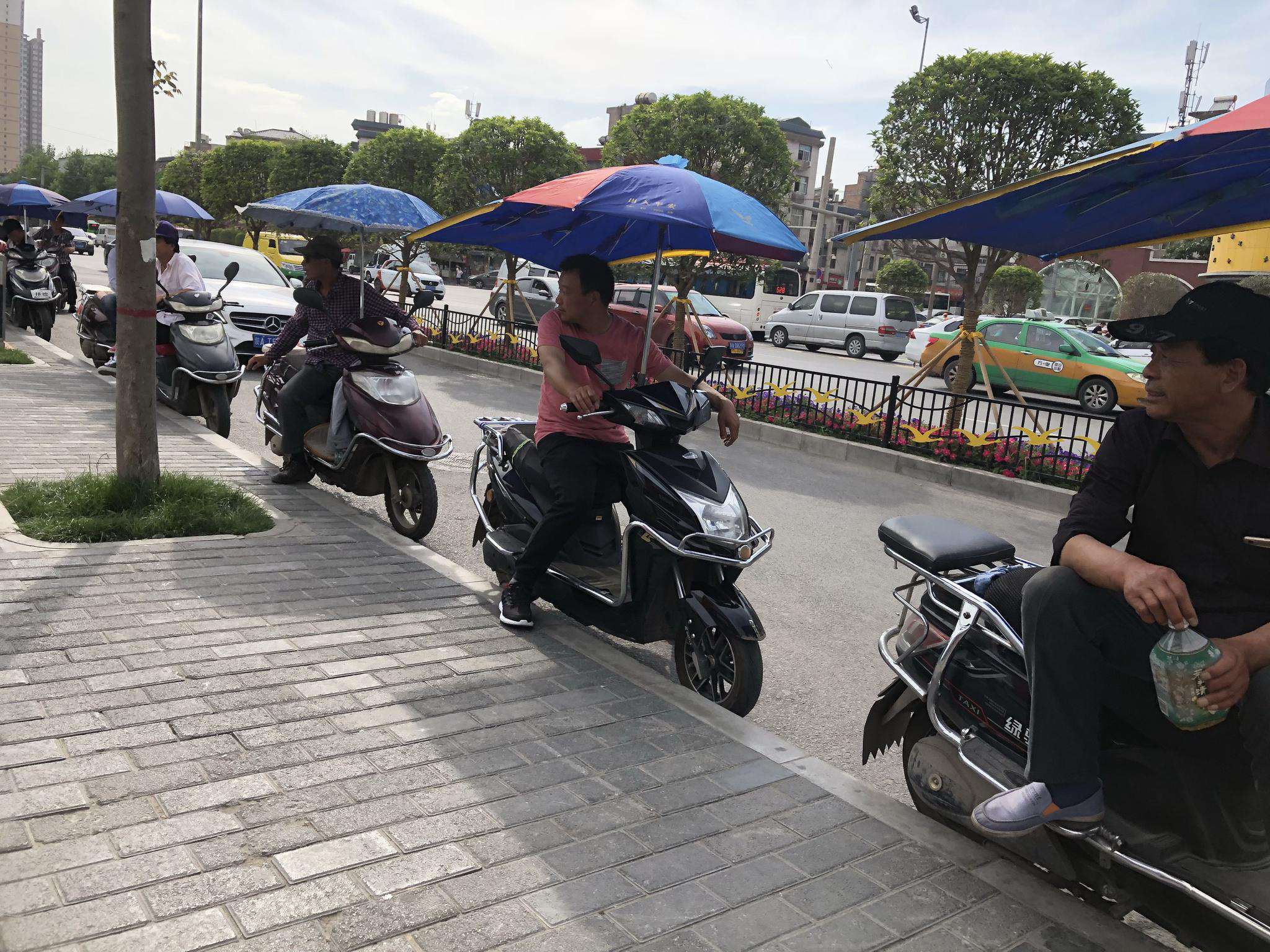 西安地铁口成了摩的聚集地解决出行最后一公里