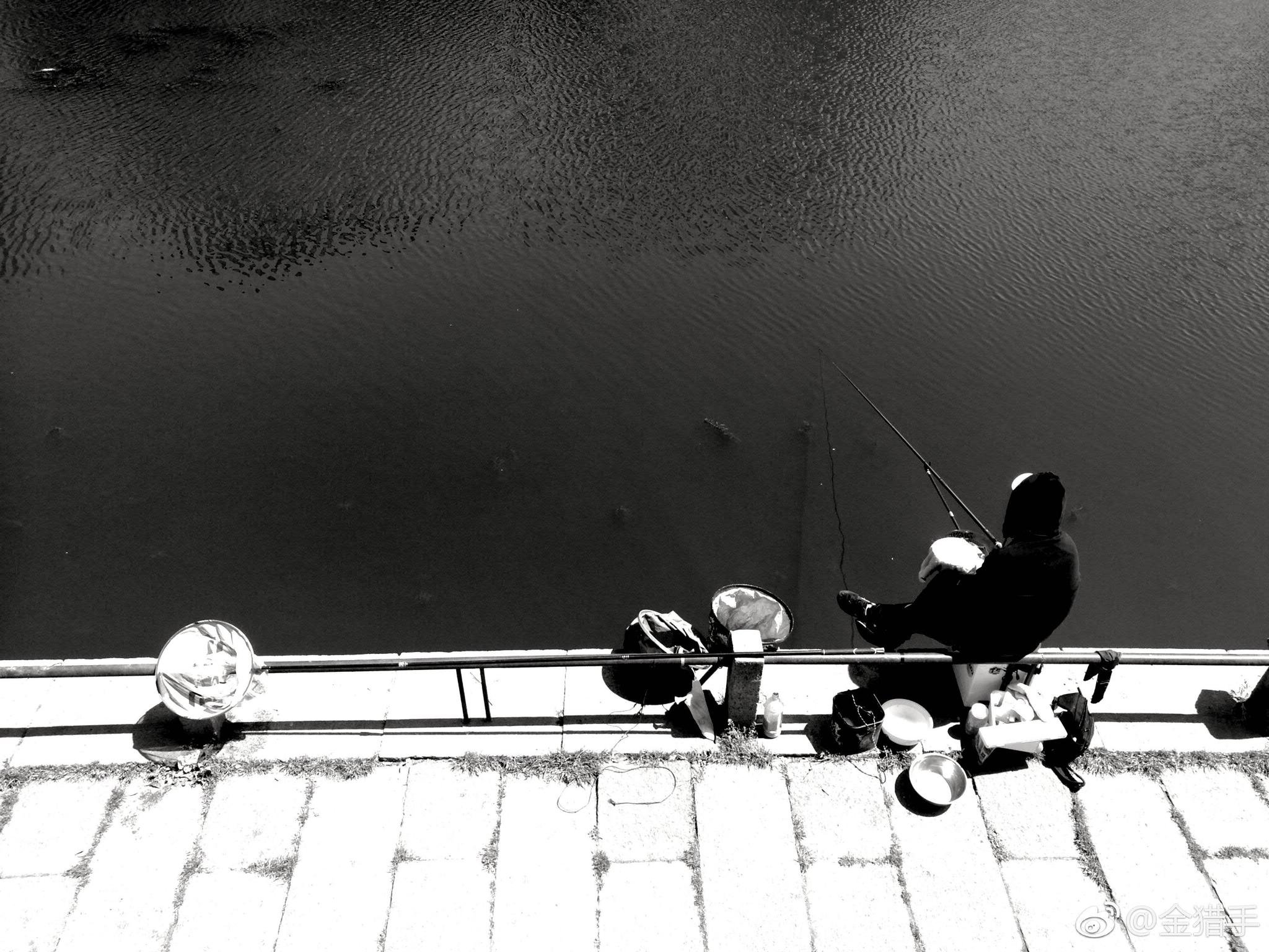 一个人钓鱼图片黑白图片
