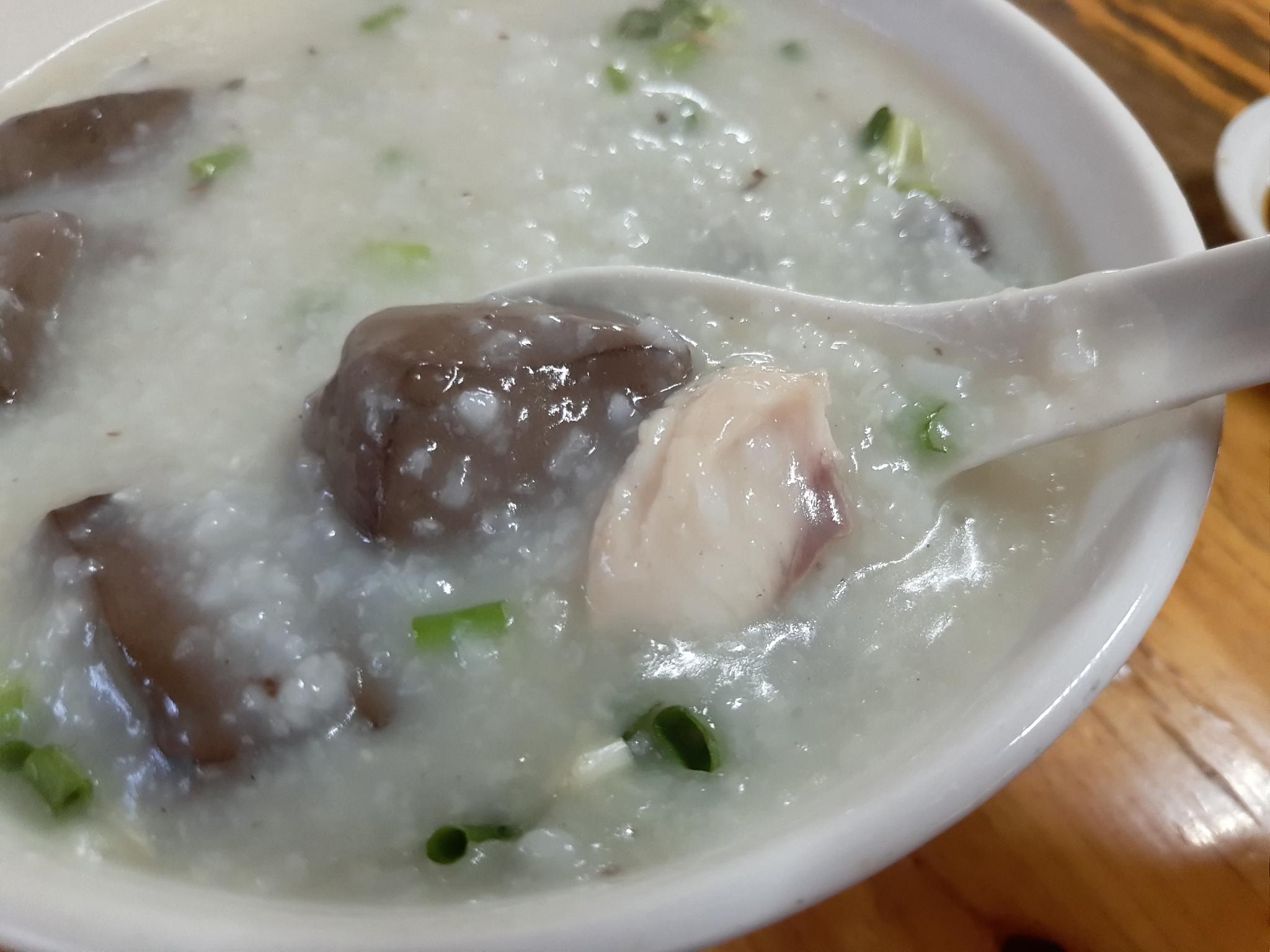 早餐,鱼片猪红生滚粥粥,去晚了鱼骨没有,粥底很稠