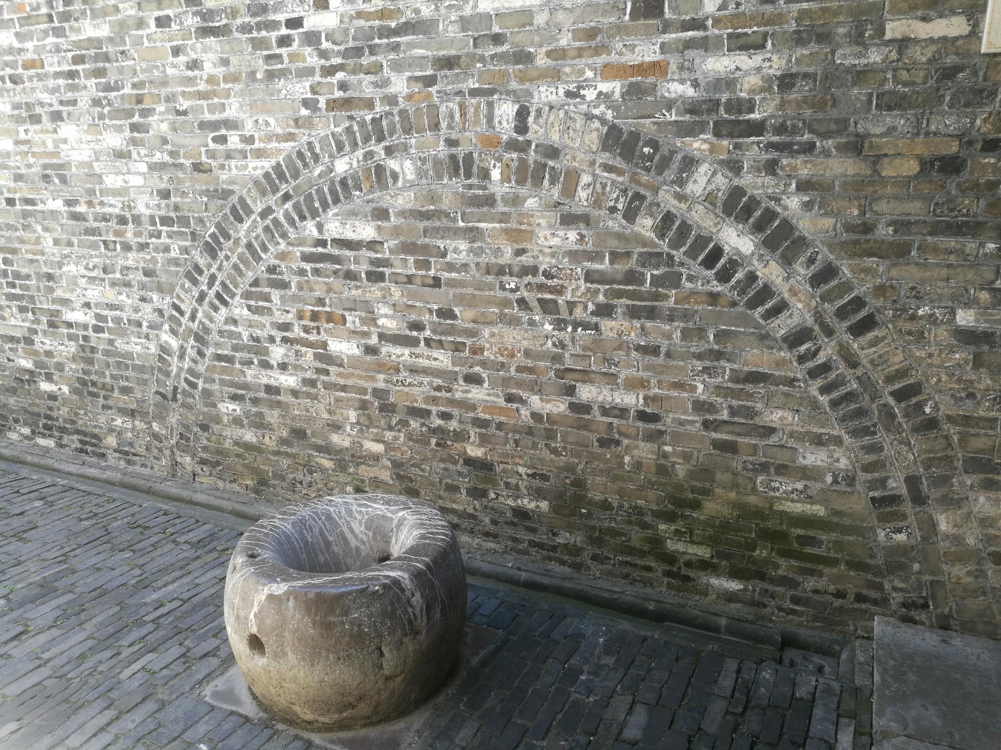 扬州个园棺材巷南宽北窄取聚财的意思