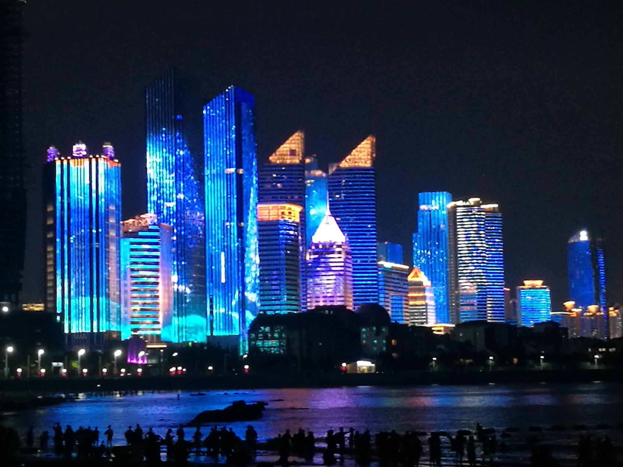 在第三海水浴场看灯光秀(青岛):手机映像直出