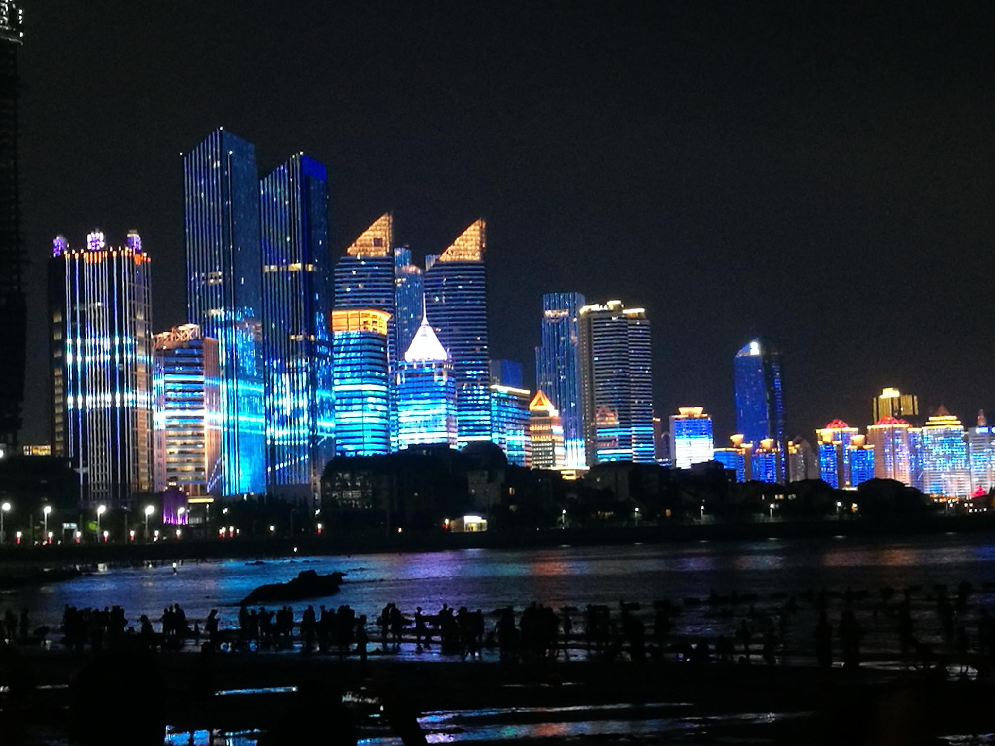 在第三海水浴场看灯光秀(青岛):手机映像直出