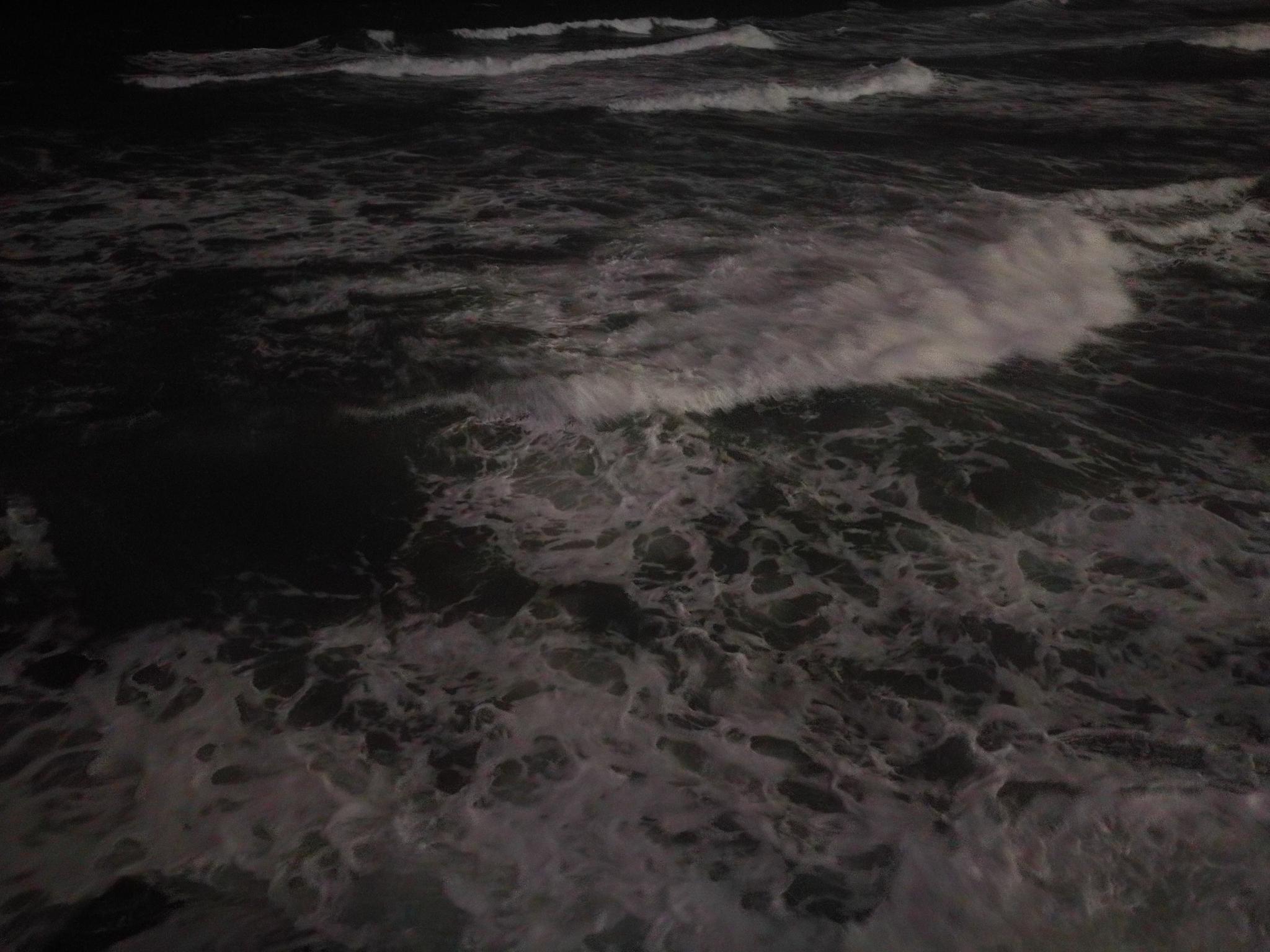 受台风影响晚上海边海浪依然很大