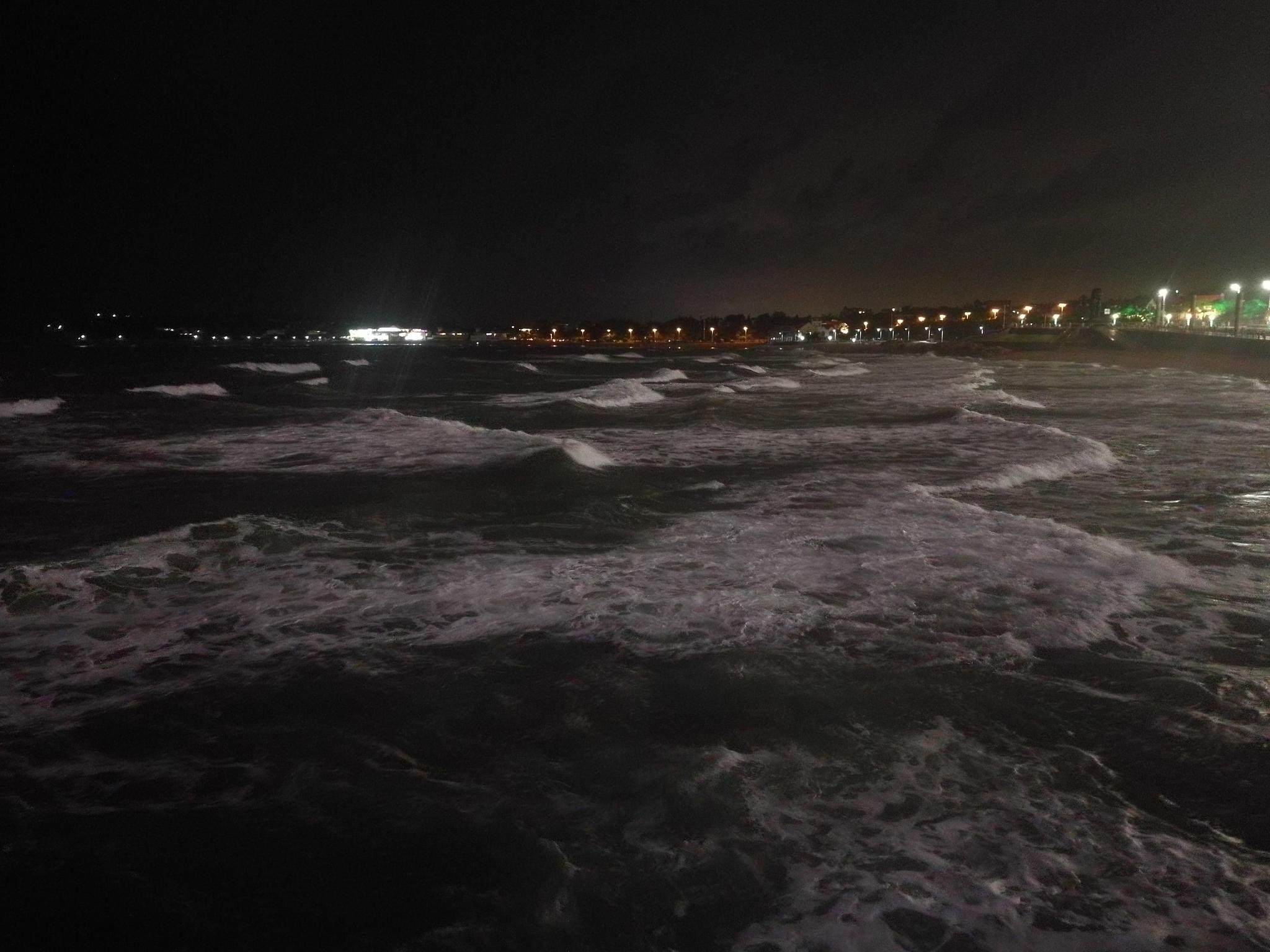 受台风影响晚上海边海浪依然很大