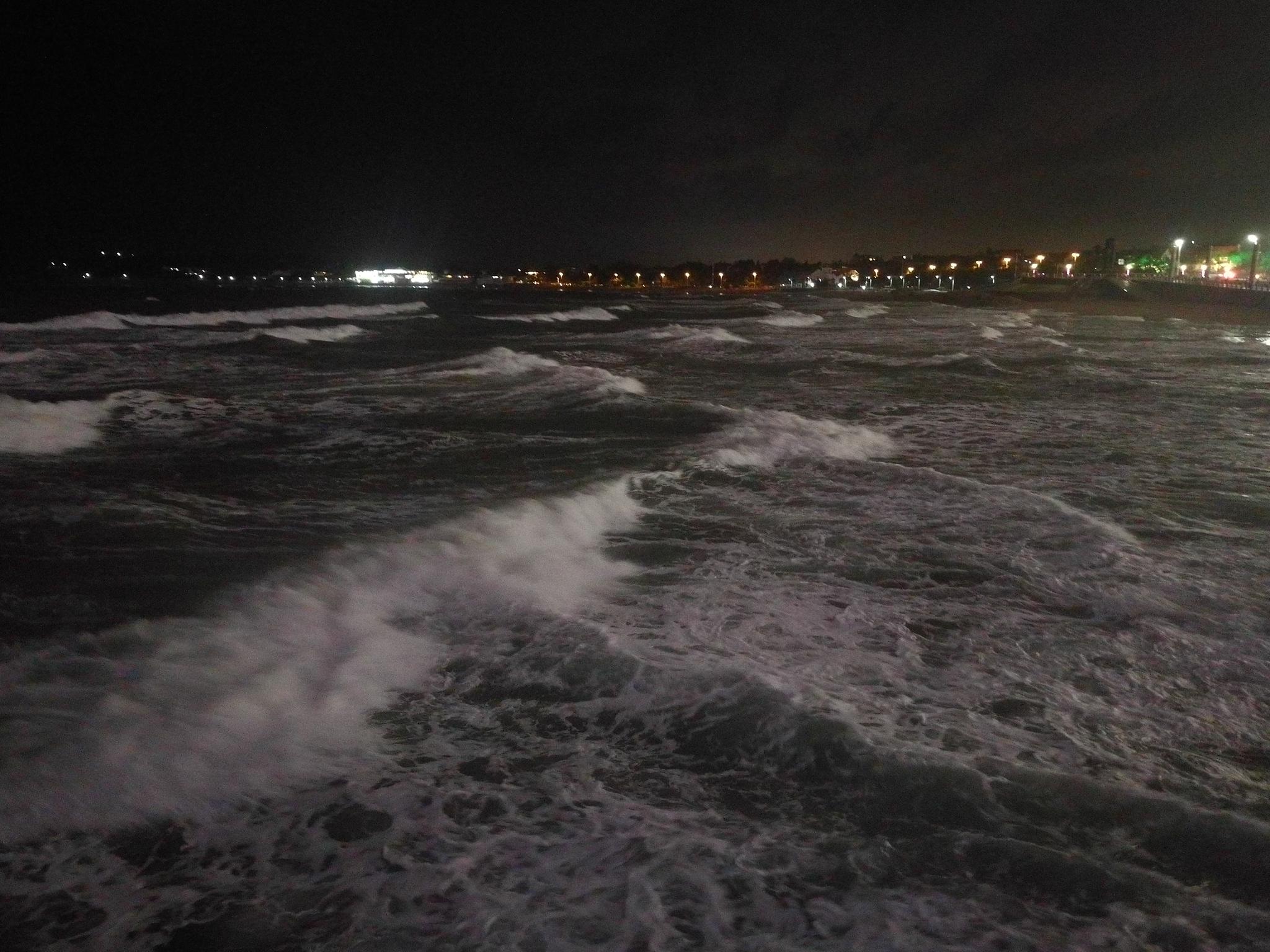 受台风影响晚上海边海浪依然很大