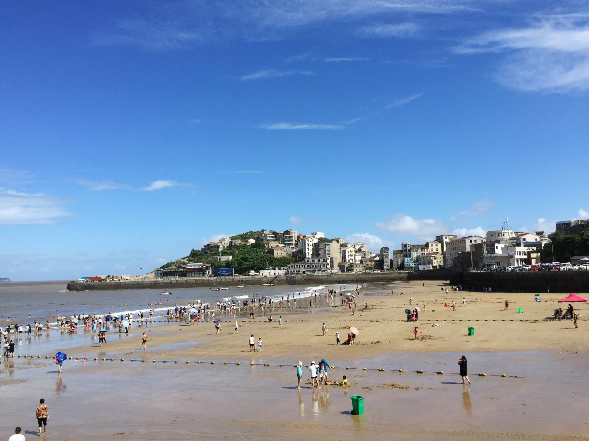 温岭金沙滩因沙质金黄细腻得名,一个美丽的天然浴场