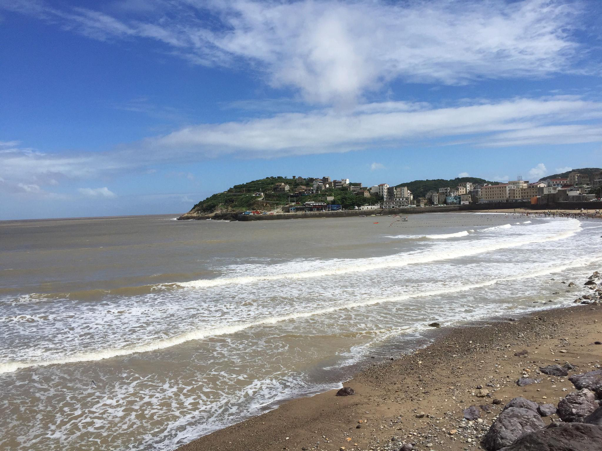 温岭金沙滩因沙质金黄细腻得名,一个美丽的天然浴场