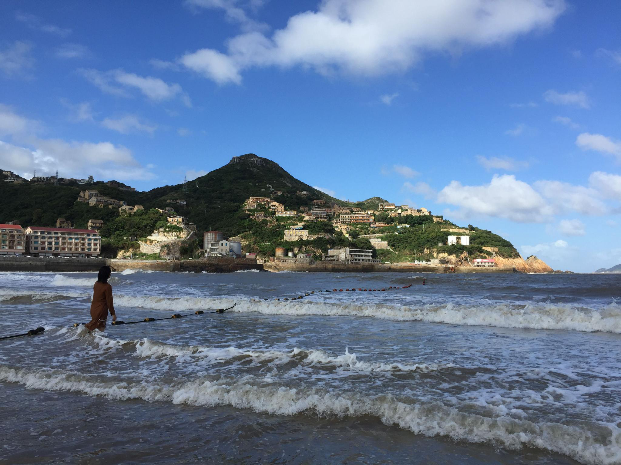 温岭金沙滩因沙质金黄细腻得名,一个美丽的天然浴场