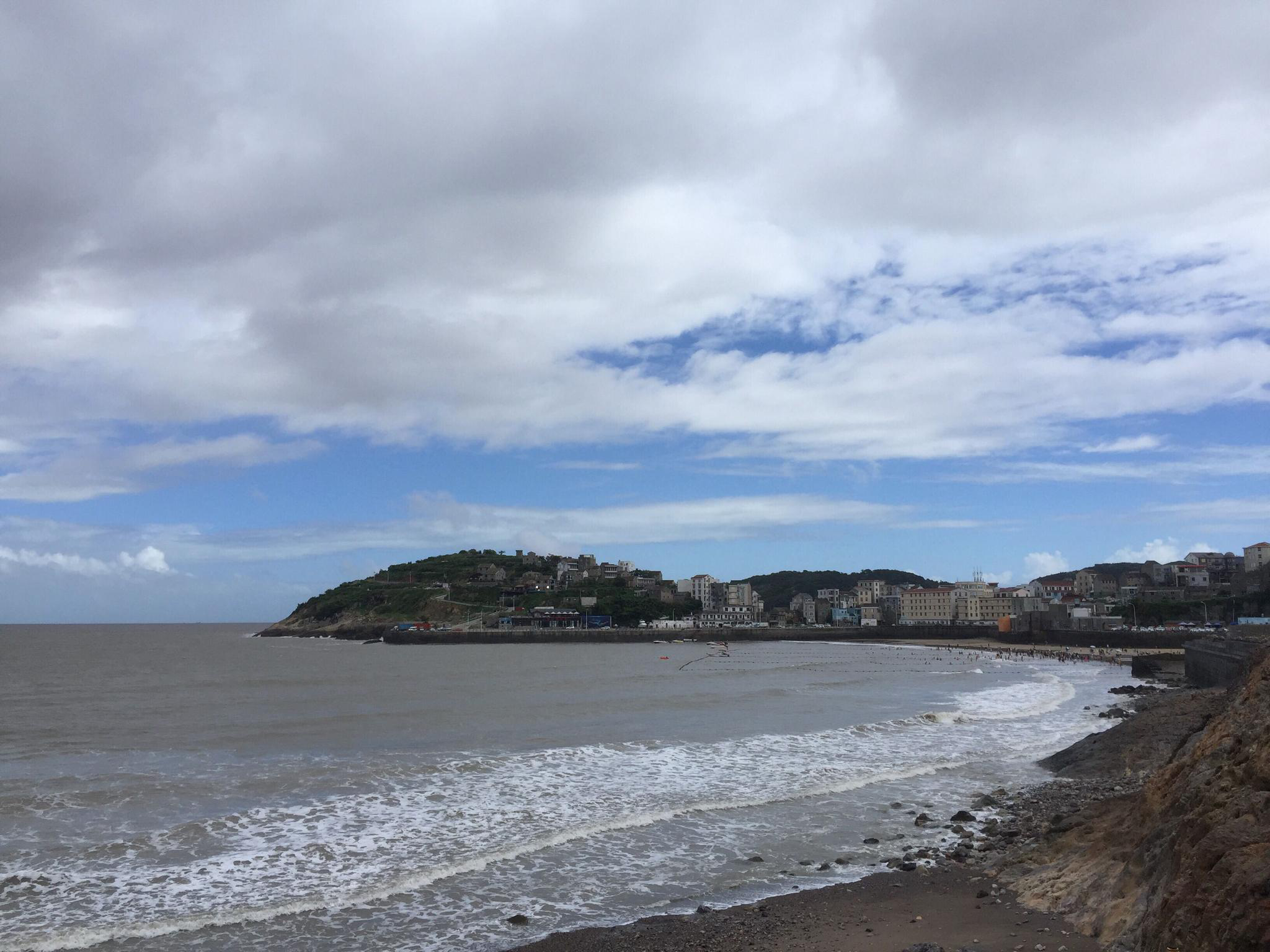 温岭金沙滩因沙质金黄细腻得名,一个美丽的天然浴场