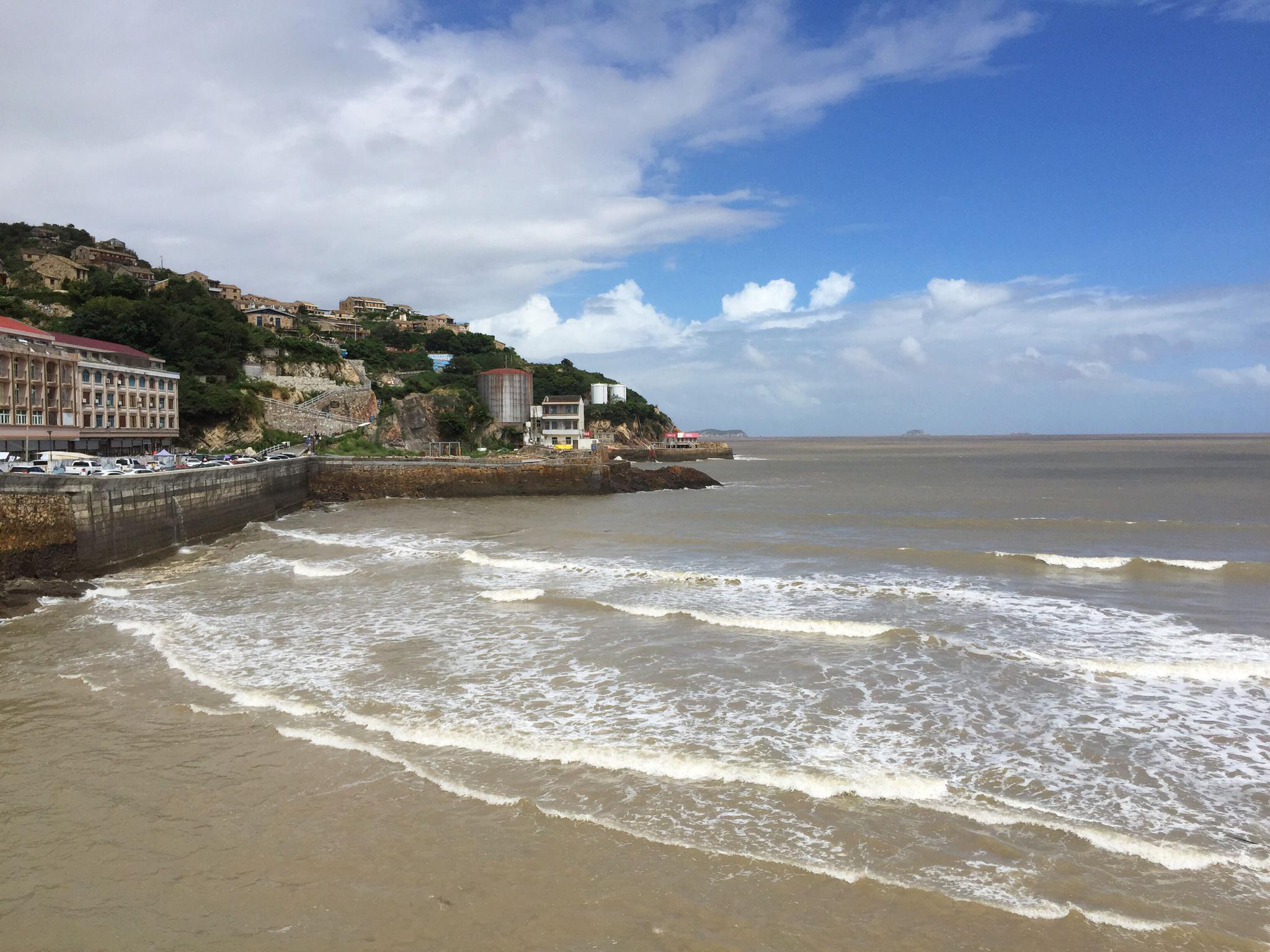 温岭金沙滩因沙质金黄细腻得名,一个美丽的天然浴场