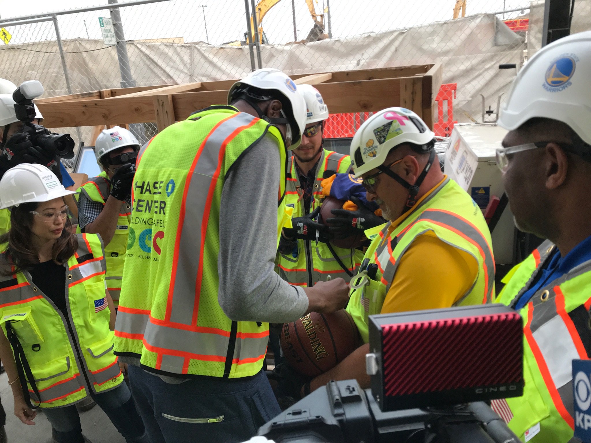 杜兰特穿着工地衣服来参观勇士球馆施工!