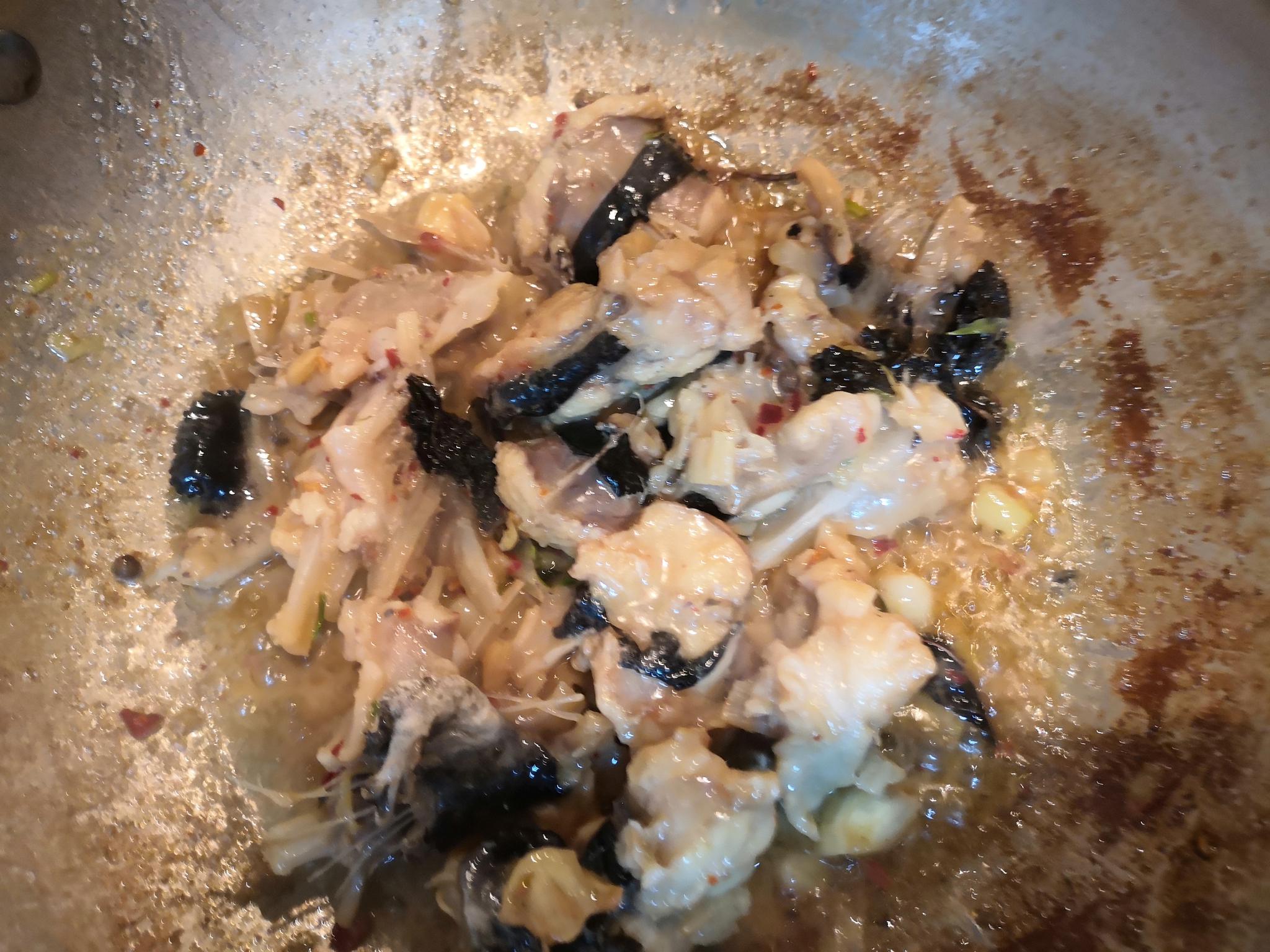 红烧鮟鱇鱼,味道还不错哦,身上是软骨脆脆的