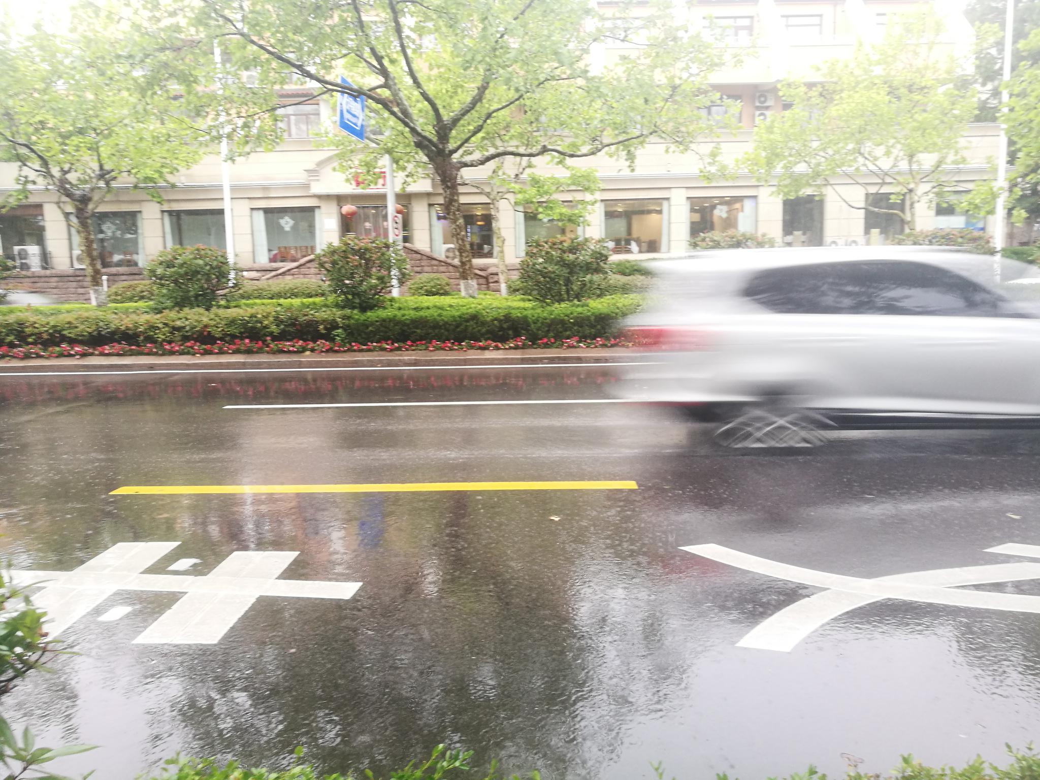街拍 雨中行驶的车辆