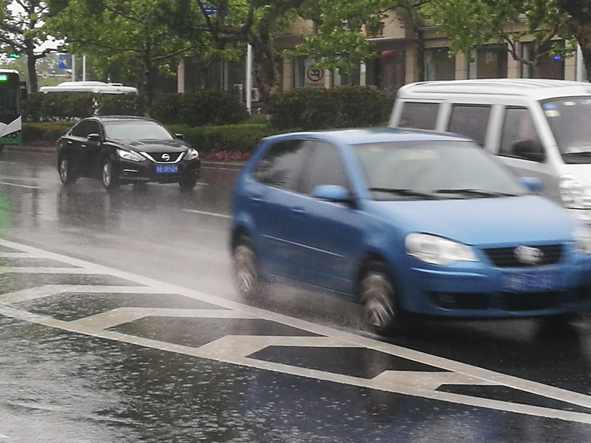街拍 雨中行驶的车辆