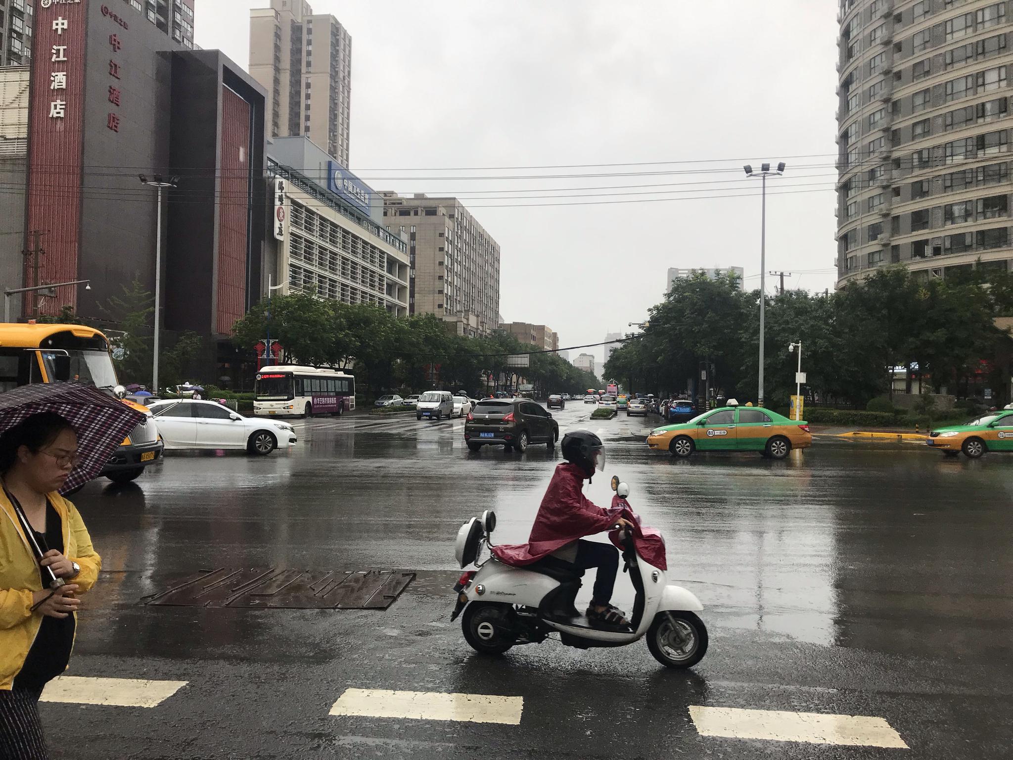 雨天,骑电动车上班
