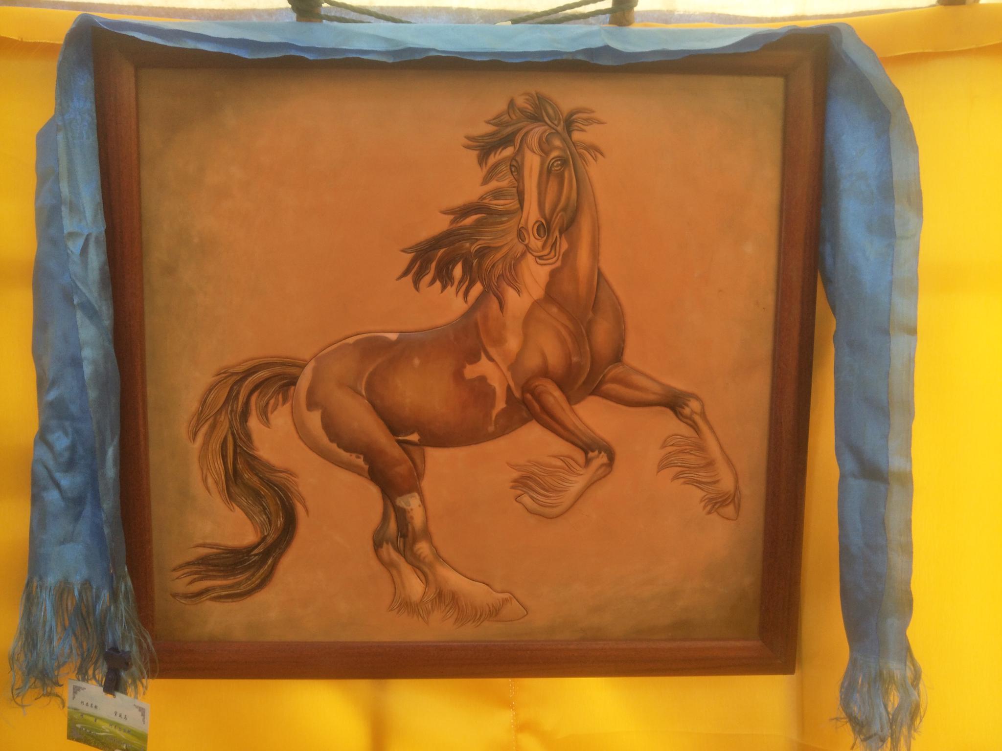 蒙古族非遗手工艺皮雕作品原创摄影