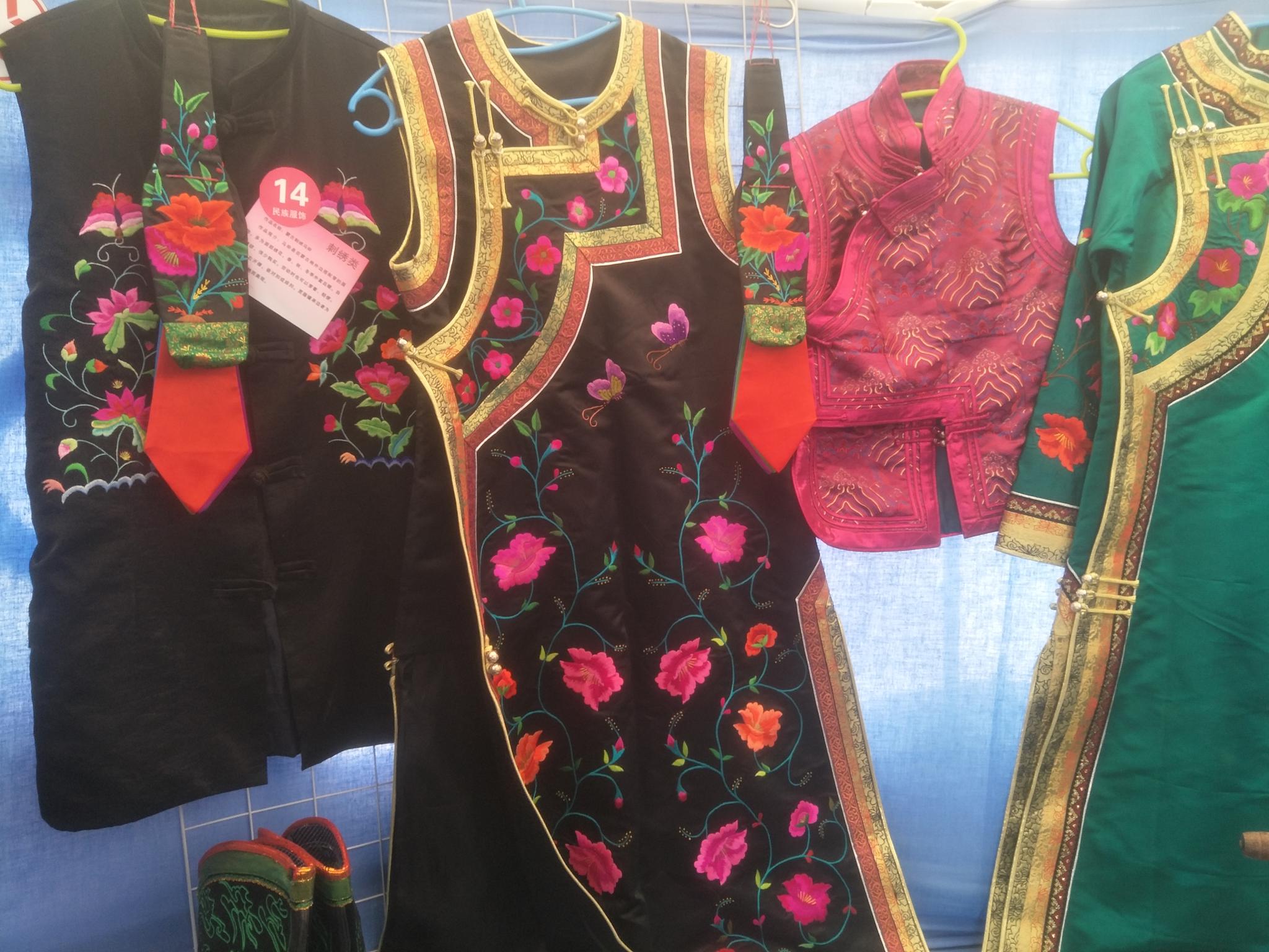 蒙古族刺绣美丽的蒙古袍原创摄影