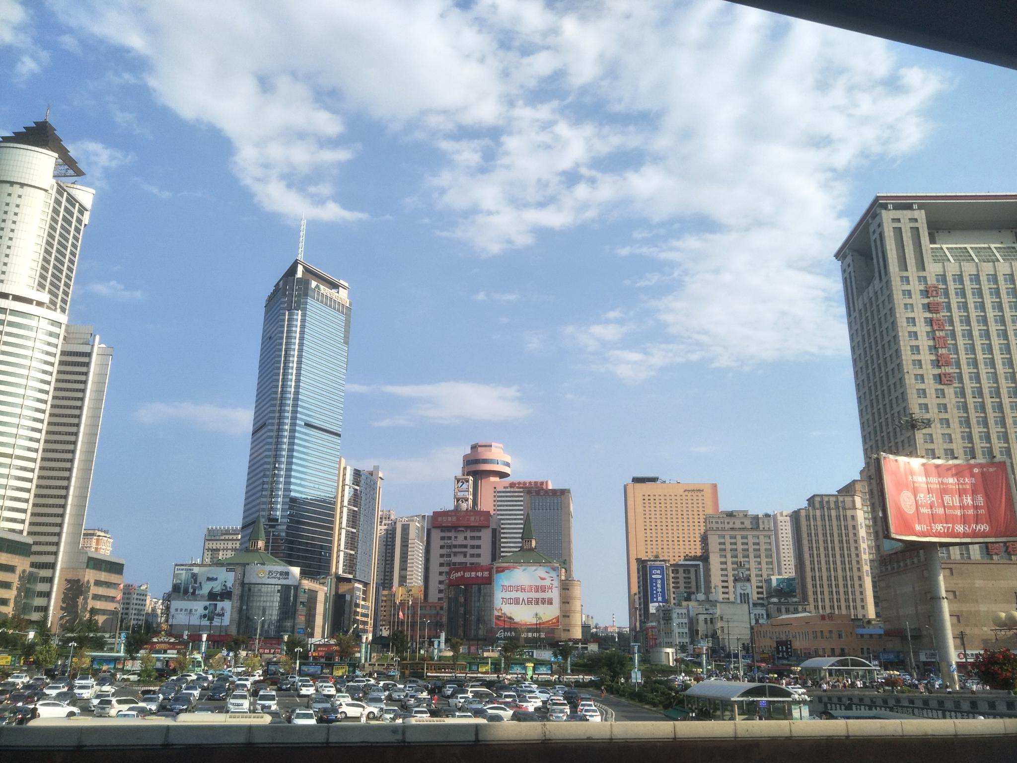 大连火车站附近建筑色彩非常养眼,原创摄影