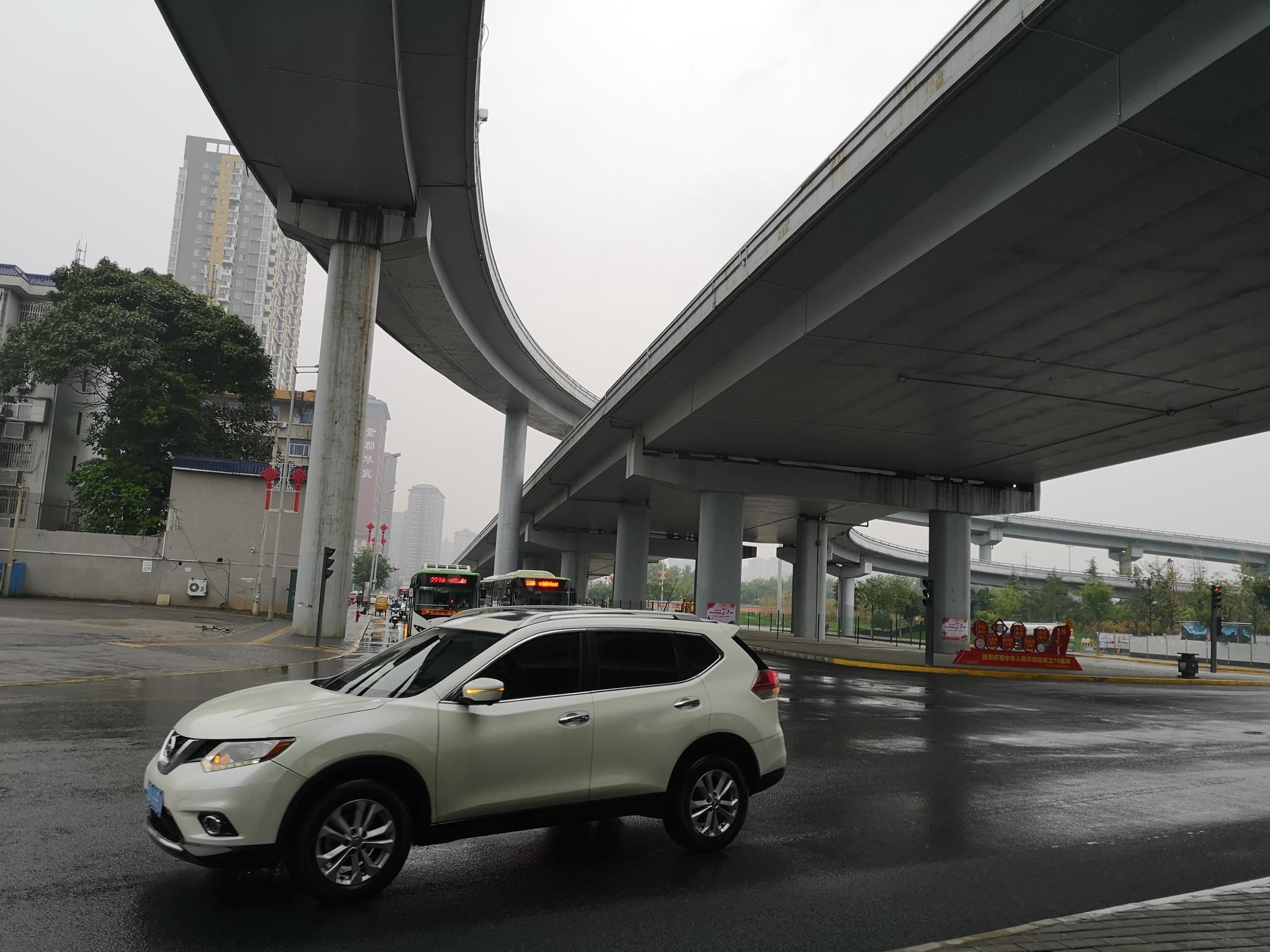 雨中的大桥下面拍摄于西安朱宏路立交