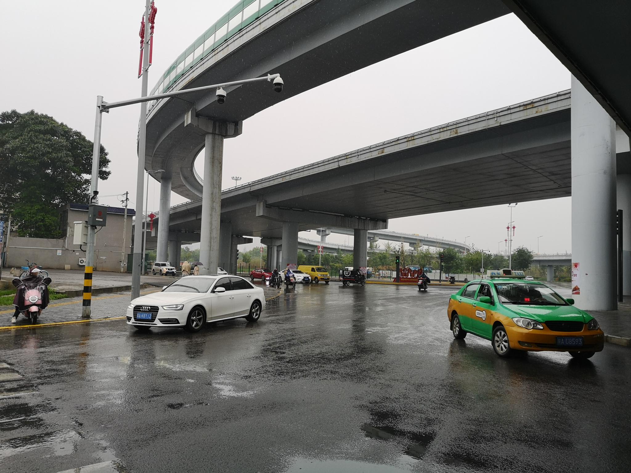 雨中的大桥下面拍摄于西安朱宏路立交
