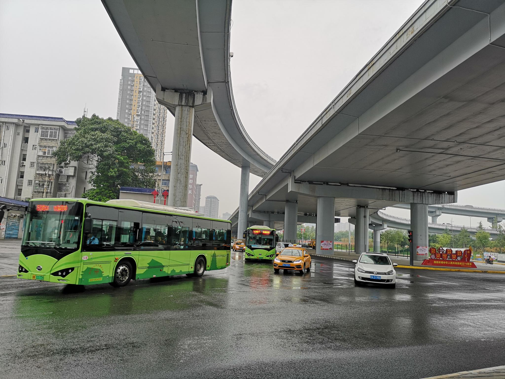 雨中的大桥下面拍摄于西安朱宏路立交