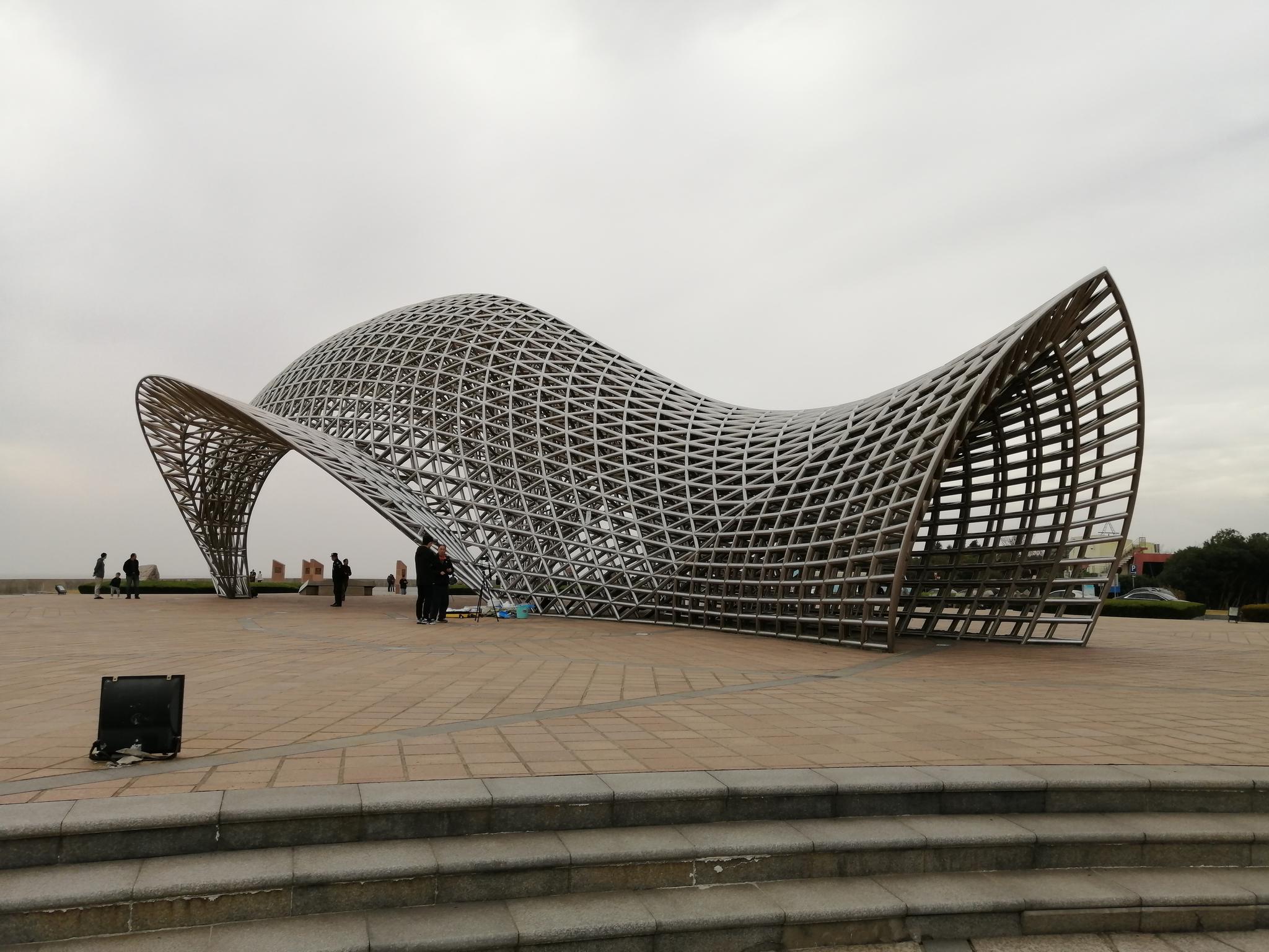 来上海滴水湖观海公园看看海边的鱼雕塑_高清图集_新浪网