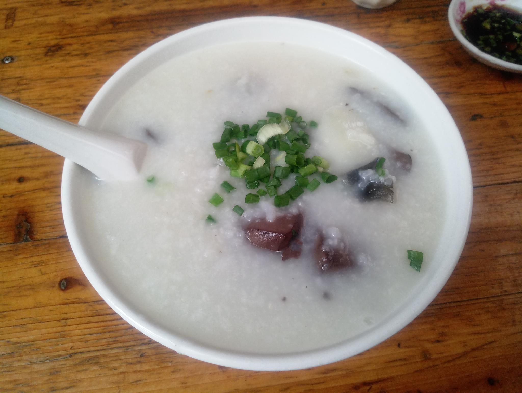 早餐,广州本地的鱼骨猪红粥,这么大碗只要6元.