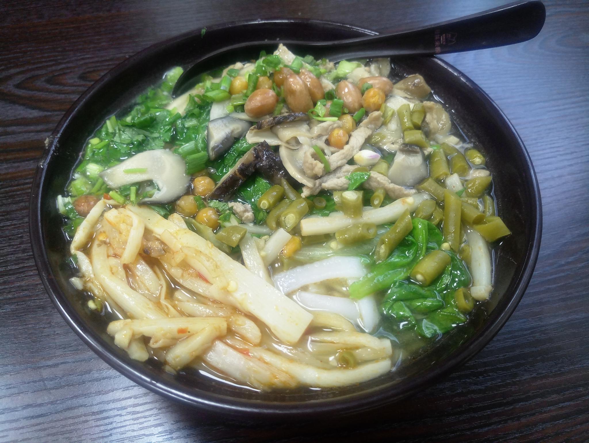 深夜食堂三鲜汤河粉10元小云吞8元