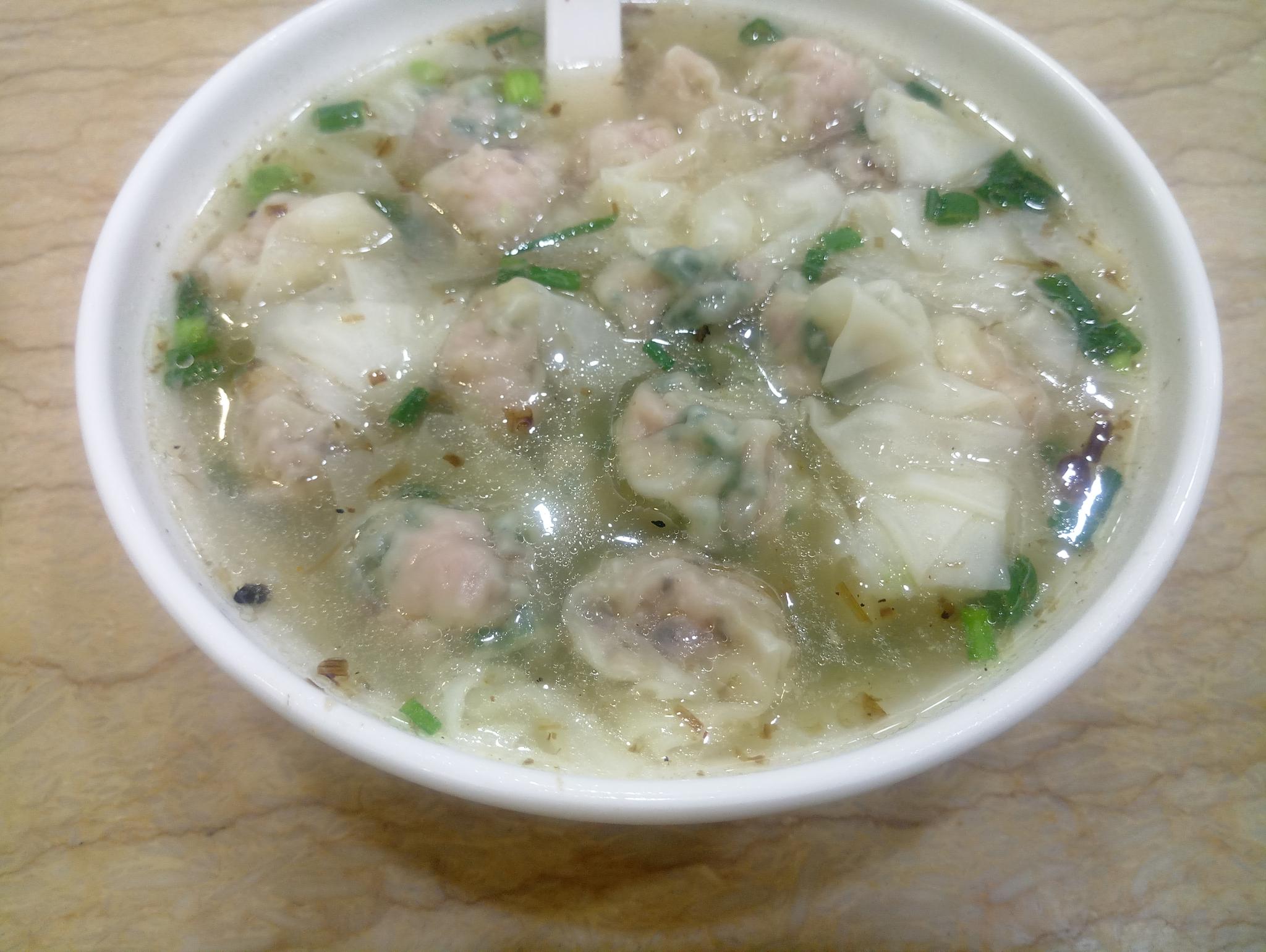 深夜食堂三鲜汤河粉10元小云吞8元