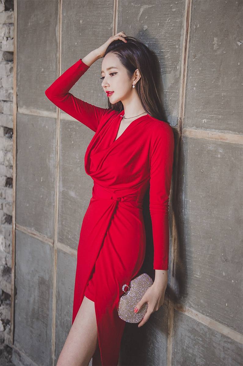 红色的裙子让原本靓丽的美女更加的迷人了