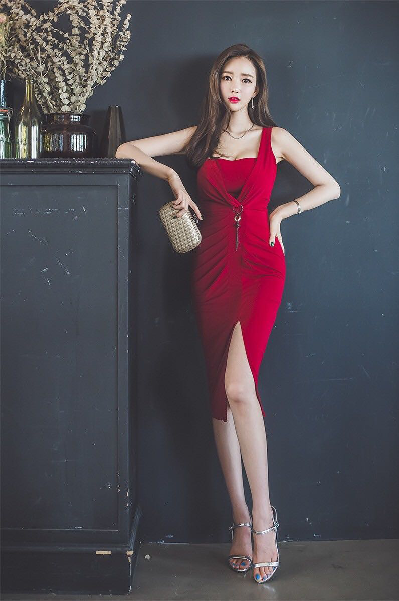 诱惑香唇窈窕身材纤细美腿嫩模单肩连衣裙美艳动人