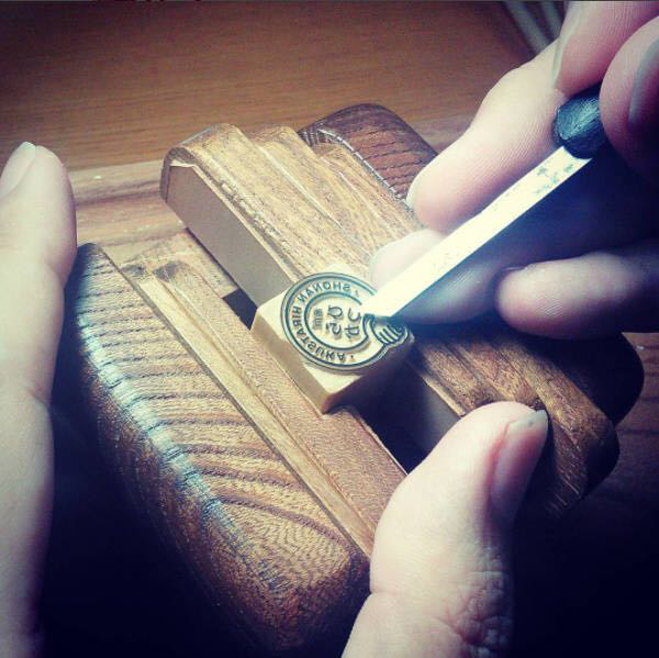 传统手工刻章,刻尽岁月沧桑! |刻章|传统手工|沧桑_新浪新闻