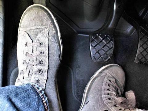 开<em>车</em>遇到减速的时候，是先踩<em>刹车</em>还是先踩离合<em>器</em>
