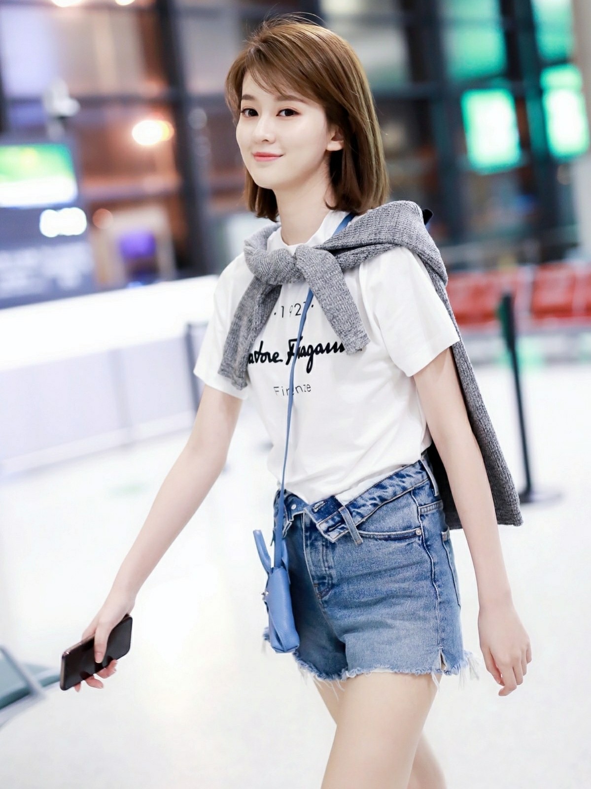 乔欣白色短袖搭配短裤清新亮丽,一双大长腿十分亮眼