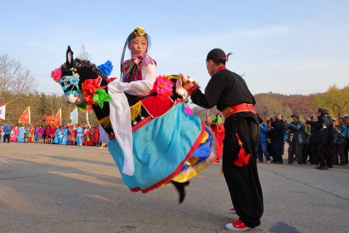 500人正宗东北大秧歌队在威海仙姑顶山门前汇演|威海仙姑顶|秧歌队|汇