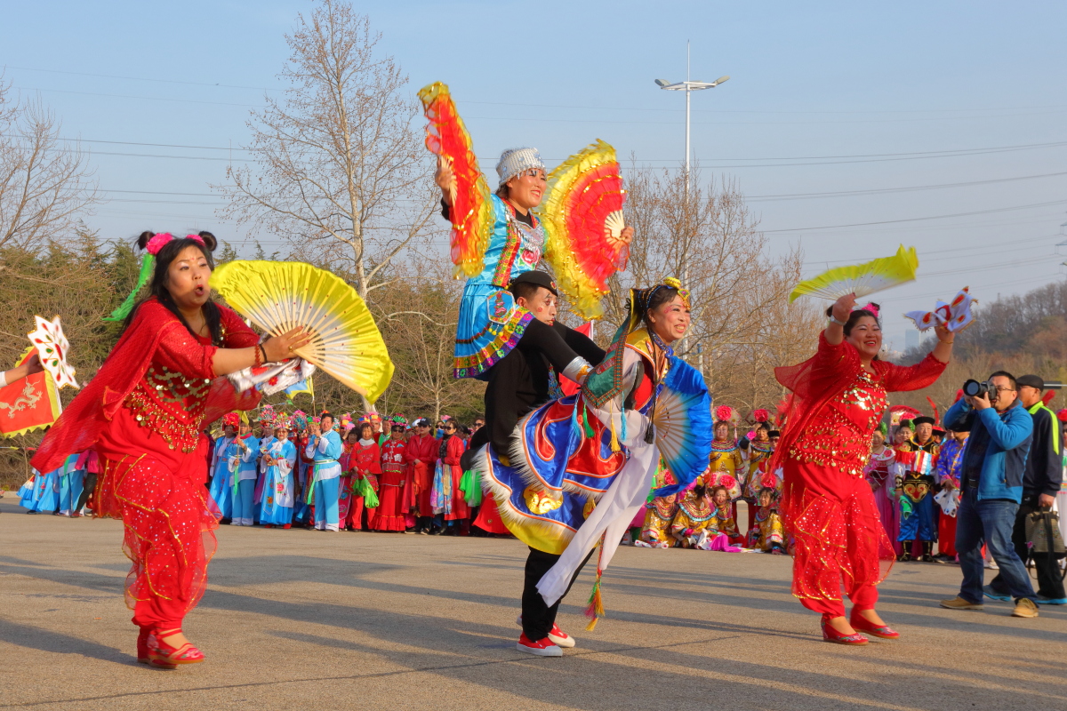500人正宗东北大秧歌队在威海仙姑顶山门前汇演