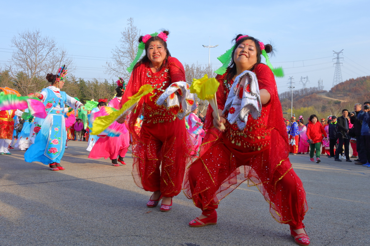 500人正宗东北大秧歌队在威海仙姑顶山门前汇演|威海仙姑顶|秧歌队|汇演_新浪新闻