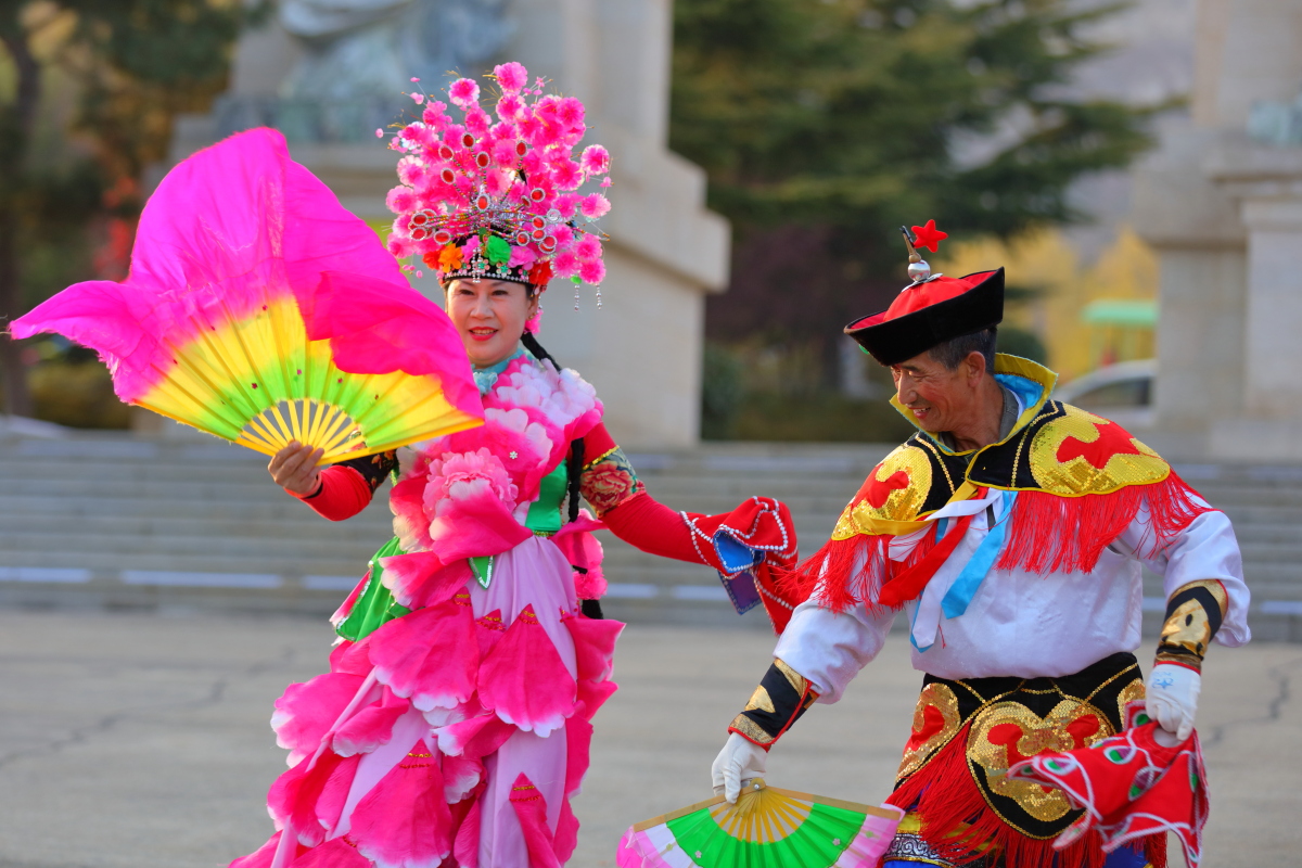 500人正宗东北大秧歌队在威海仙姑顶山门前汇演